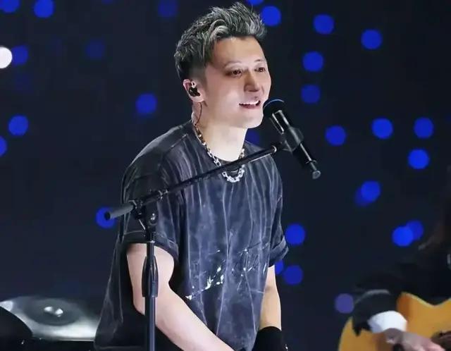 齁甜！太幸福了，谢霆锋妹妹发文高调认可王菲！