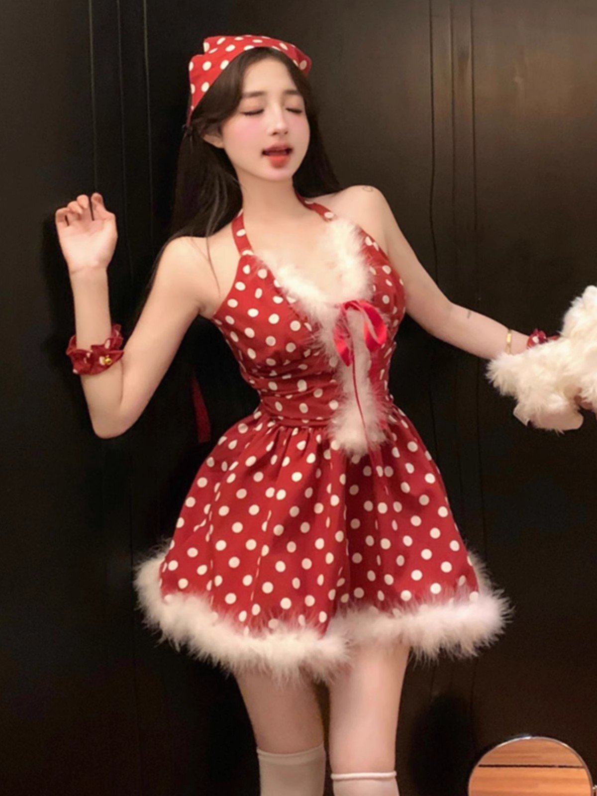 红色v领波点挂脖连衣裙女冬季圣诞穿搭小个