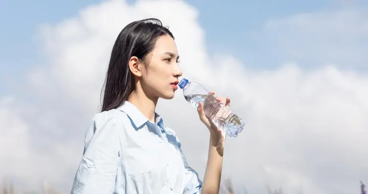 喝水后的5个异常，可能是身体在求救，别大意！