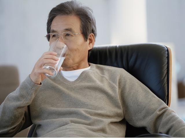 65岁老汉半夜心梗离世，医生提醒：夜间再口渴，也不要喝这3种水