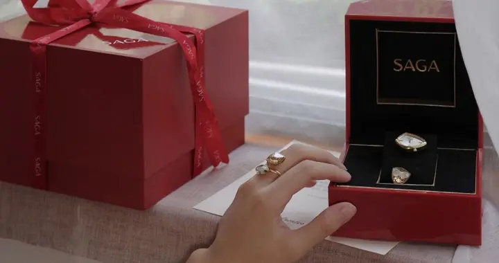 送礼纠结症狂喜！这款SAGA手镯表承包所有女性心意