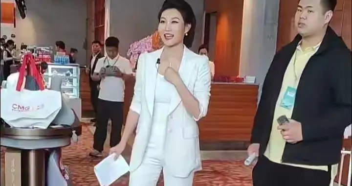央视主持人李梓萌最新亮相！一身白西装扎马尾，干练优雅气质绝了
