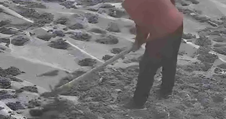 村民集资修路，老人拿锄头搞破坏，知情人发声：她并不住在这里