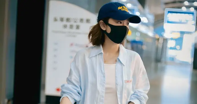 高叶现身机场，白打底衫+水蓝宽松衬衣，随性又清新时尚。
