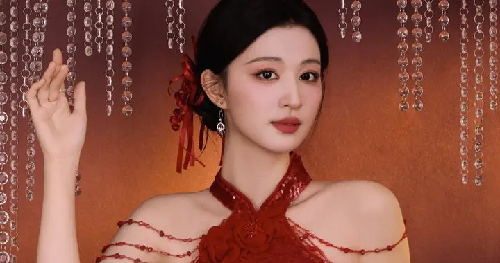 王楚然氛围感封神，演绎东方美人多面性，一颦一笑皆风华！