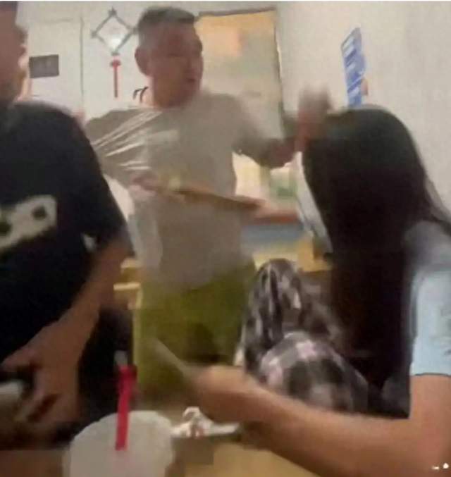 博山网红打人后续：男子出面致歉，二人受罚全网社死，通报已发！