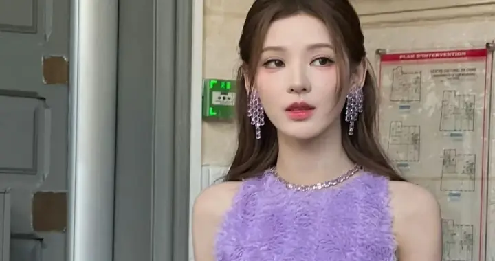 张予曦出个国怎么美成这样，扑面而来的紫罗兰气息。