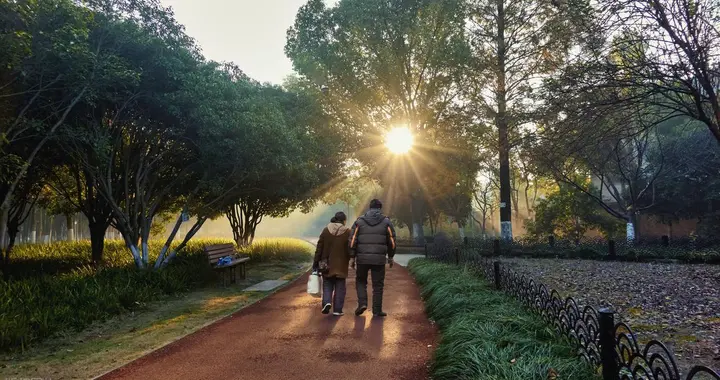 走路是长寿“法宝”，60岁后牢记“4不要”，走出健康晚年