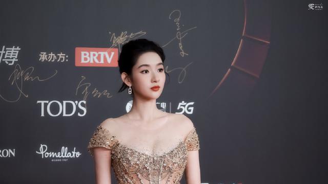 拉莫帅先生：听说她和黄景瑜谈恋爱了？