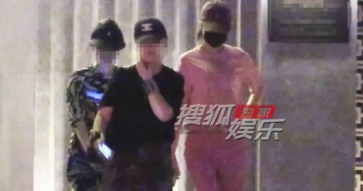 42岁的唐嫣和好友聚餐吃火锅 穿一身芭比粉套装甜而不腻，美似少女