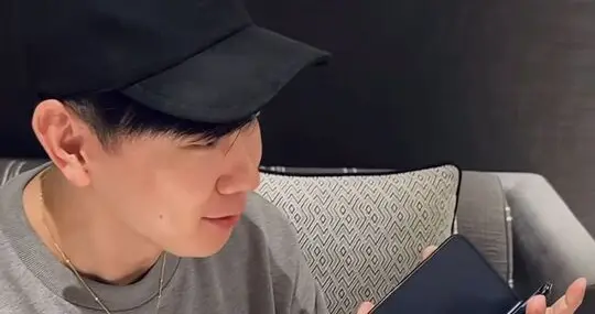 林俊杰开箱iPhone Duo「百万戒指意外曝光」！网惊：能买十几支手机