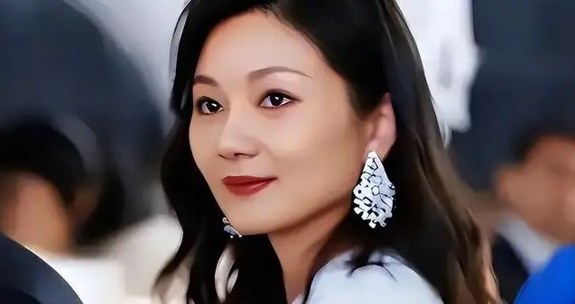 张艺谋76岁老去时，45岁陈婷正活得漂亮