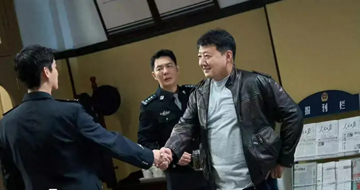 看似普通车厢却危机四伏，黑白局的警察高光时刻太多了