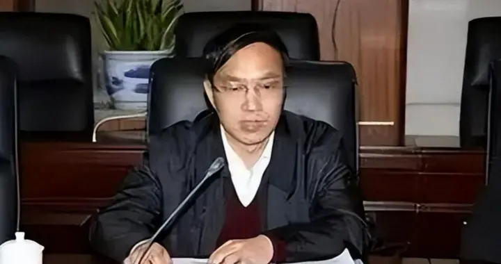 广州卫生副局长邱春雷：情妇送色又送钱，受贿415万，被判多久