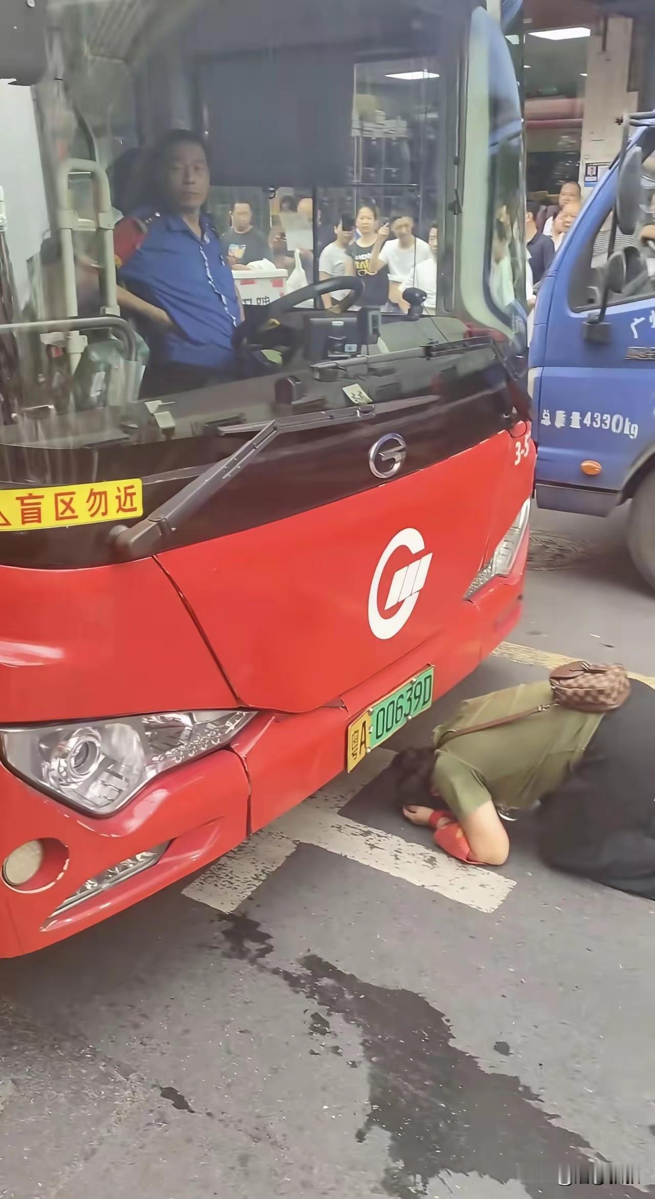 又是一年高考季，又有很多家长出来整活了！ 今天有个人妈妈跪在公交车前...