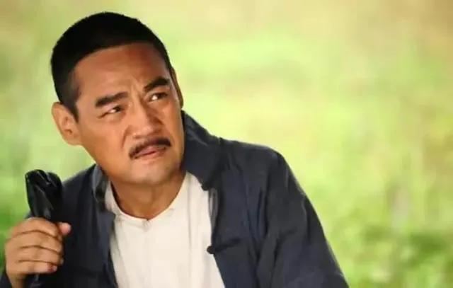 演员巍子：与妻子离婚净身出户抱着儿子大哭，如今儿子成他的骄傲