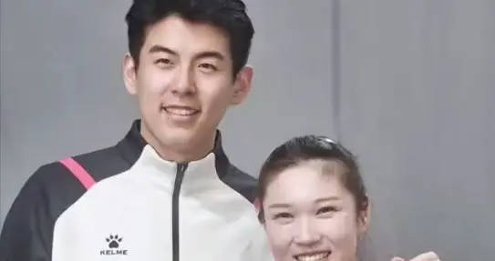 原来他是王梦洁丈夫，曾是男排主力，因伤退役，今是北京女排助教