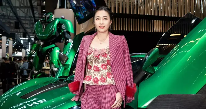 74岁刘銮雄风烛残年，46岁甘比还很美，她这碗饭也不是谁都吃得了