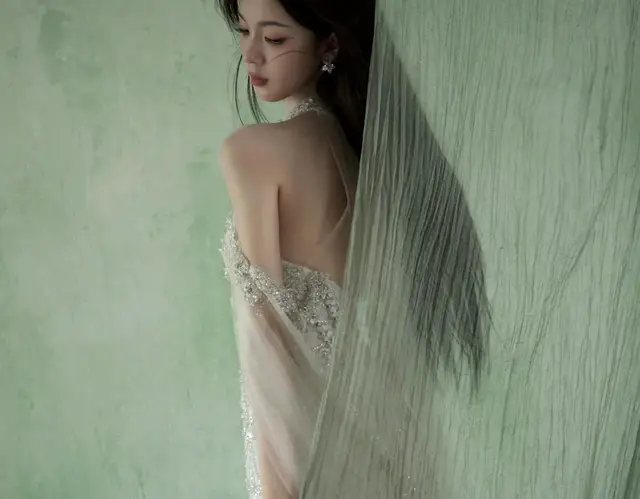 陈瑶挂颈闪亮轻纱连衣裙，好美呀瑶妹