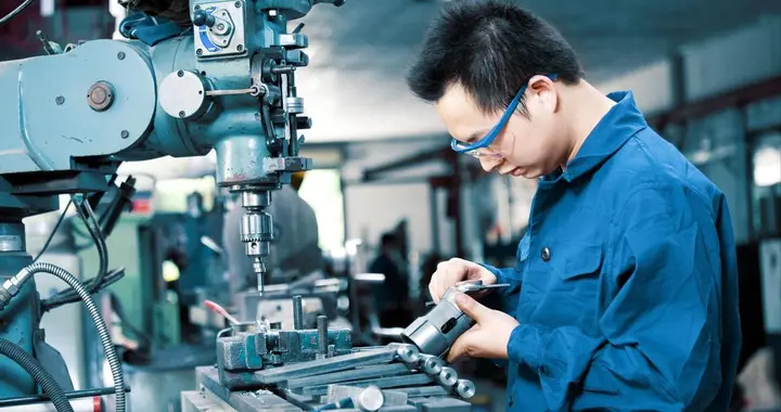 中国高级技工缺口2200万！技校却无人问津，国人为啥不爱技校