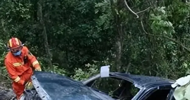 清明扫墓翻车酿惨剧，湖南三条人命换教训，乡间小路存在这些风险