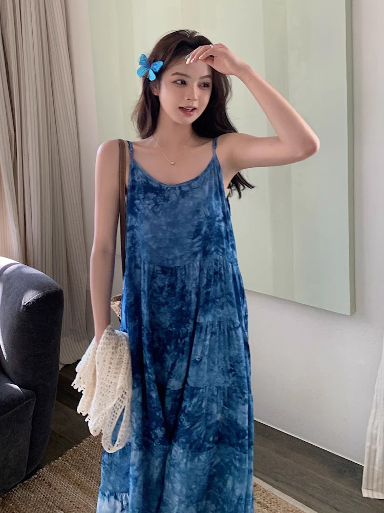 「海边度假必备！蓝色碎花吊带裙+镂空罩衫