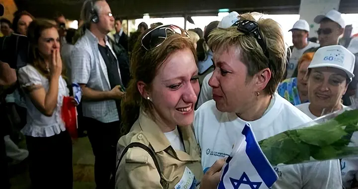 突发扣押！40名以旅客被拘5小时，普京硬刚美以挺伊朗