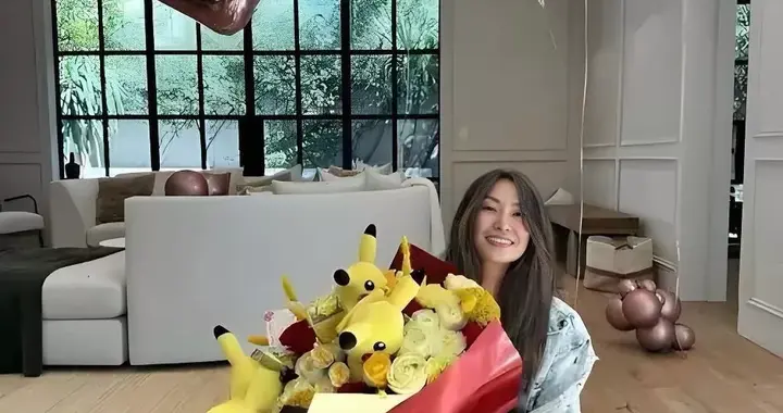 网红晒与佟丽娅等好友过圣诞照，李小璐位居C位，好漂亮画面养眼