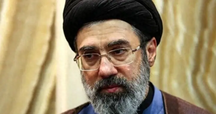 穆杰塔巴留后手，中俄秒懂！巴铁宁可得罪美国，也要送伊大礼