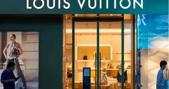 年轻人开始“精明地买”奢侈品