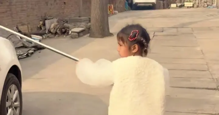 安娜洗车拒收爸爸10元后续：全网夸懂事！实则藏教育大坑？​