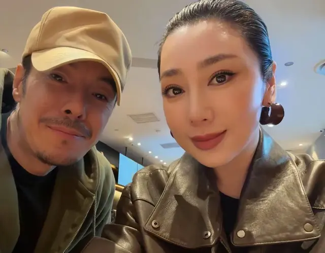 海一天全家在青岛，他牵着6岁女儿，继子背着大吉他，妻子像高叶
