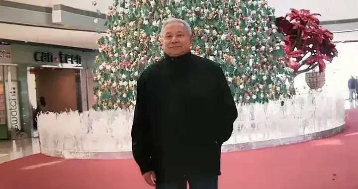 2008年，章含之病重期间，前夫洪君彦在香港游览，一张罕见的留影