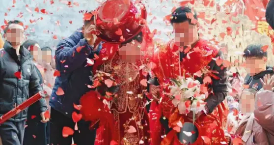 时间管理大师？河南女子2个月办7场婚礼，只要不领证，全是提款机