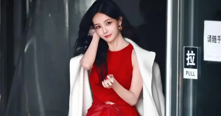 李一桐的气质真是出挑！穿白色大衣+红裙+骑士靴，简约又高级！