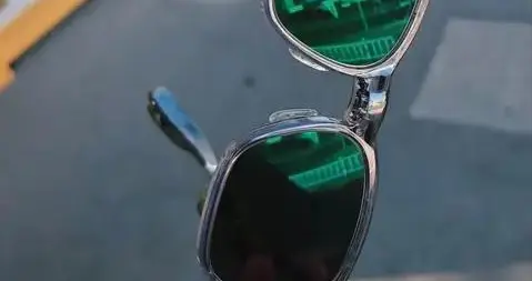 理想的眼镜和蔚来的手机，是一对难兄难弟的“生态幻觉”