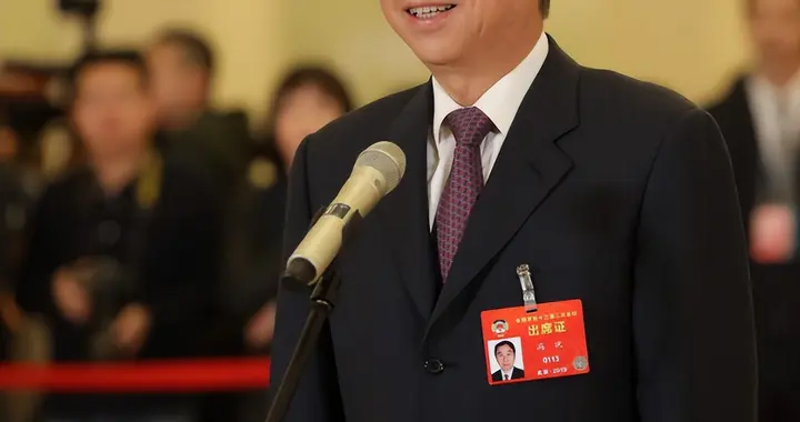 人民日报发文一个月后，官媒对冯巩的称呼变了，释放三大强烈信号