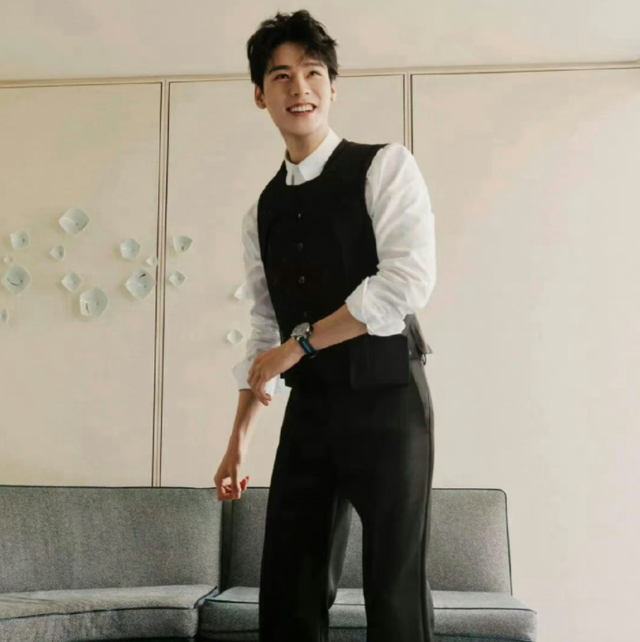 芭莎年度派对内场曝光！灯光闪瞎眼，迪丽热巴龚俊疑似在一起了？