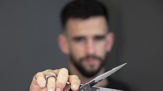 一株吊兰：一个小妹妹去美发店做头发，就只