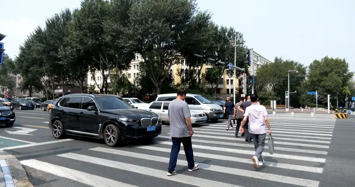 遇到行人闯红灯，机动车要礼让吗？礼让行人的规定是否需要改进