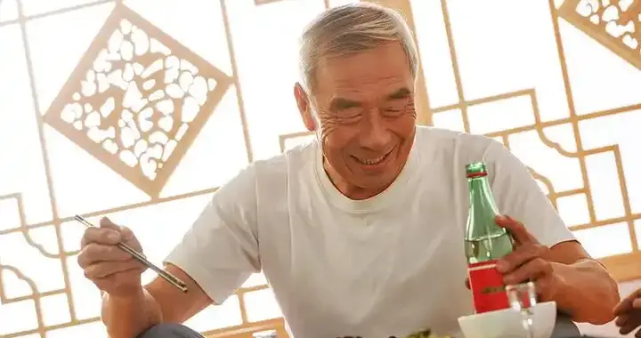 酒再次被关注！医生提醒：喝得越多，寿命或越短？告诉你真相