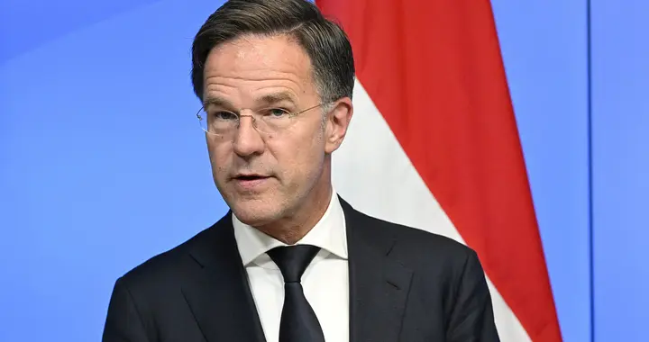 吕特炮轰中国竟是演戏？5%军费压垮整个欧洲，背后大哥终于藏不住
