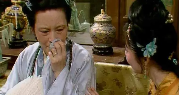 王夫人为什么要用薛宝钗的衣服给金钏做寿衣？