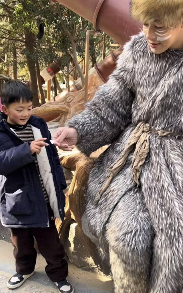 河南万岁山2米33“巨人”演员，睡3米大床穿59码大鞋