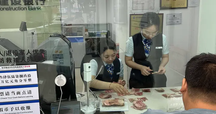 儿子在ICU昏迷，母亲取不出他的存款救命：该怎么选？