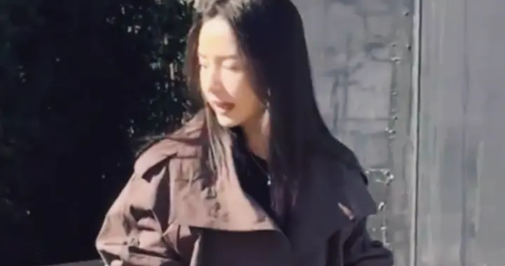 董洁北京街头被偶遇，穿黑丝袜筷子腿吸睛！46岁活得越来越通透了