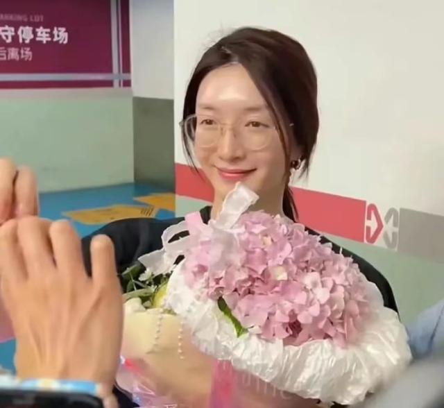 曝一线女星用 “出国留学” ，掩盖与富商私生子，网友：就差点名了