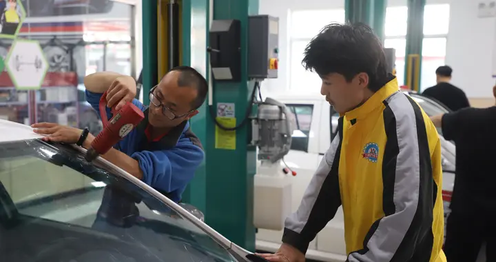 天气渐冷，车窗起雾不用慌，快速除雾有妙招