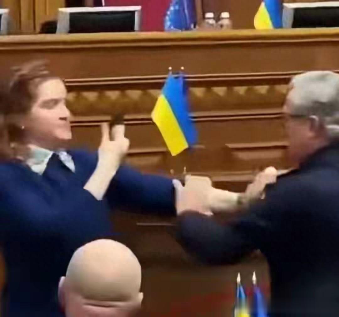 乌克兰爆发激烈斗殴要求乌军总司令下台称其谎报军情致人死亡