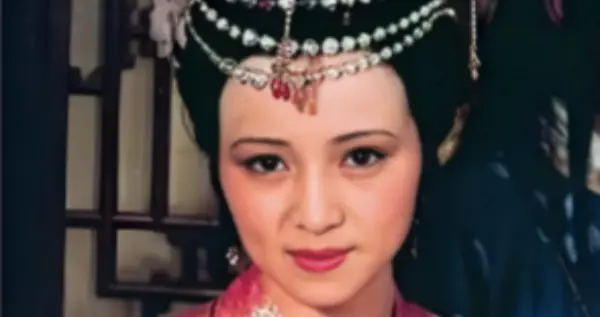 红楼梦最阴女子是谁？秦可卿告诫丫头的暗语，藏着宁府脏臭的隐密